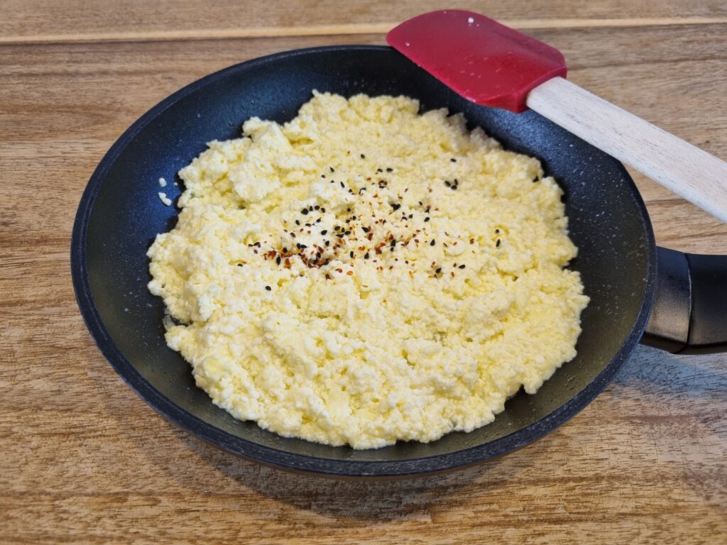 scrambled eggs met zelfgemaakte kruimelkaas
