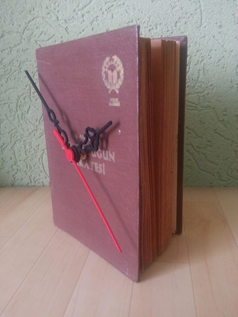 upcycling-books-clock-duurzaamheidskompas